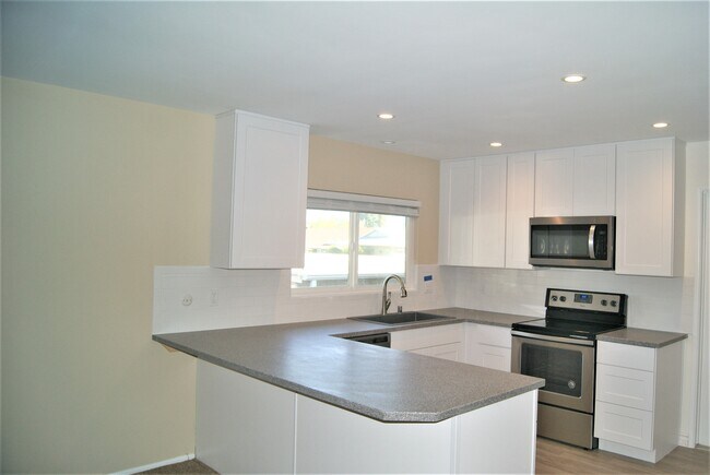 Foto del edificio - 1064 La Reina Dr