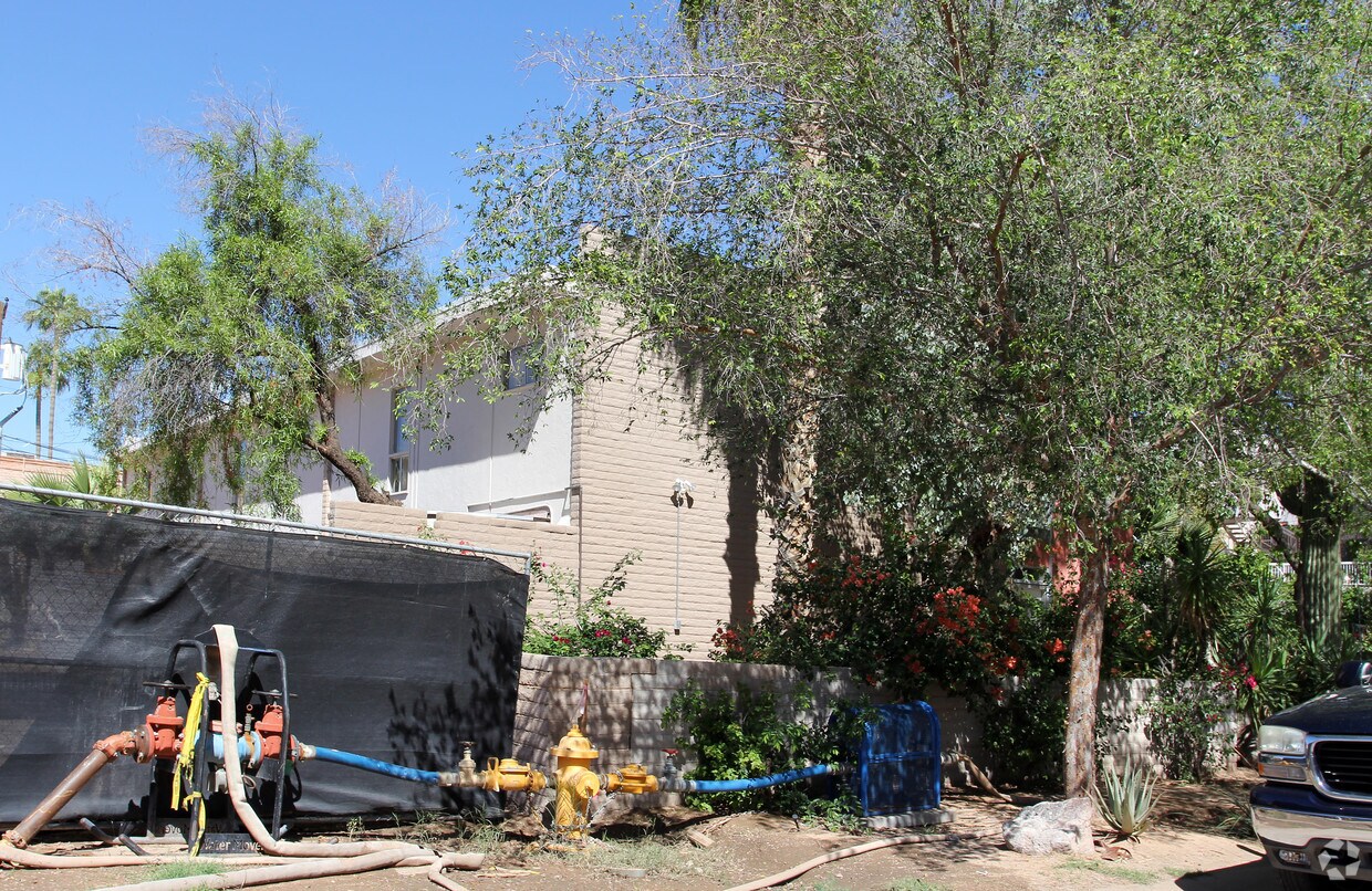 Building Photo - 4820-4826 N Woodmere Fairway