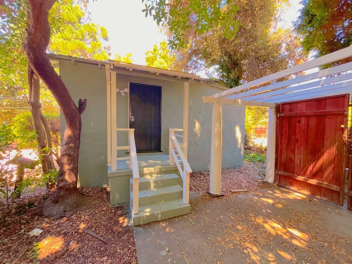 Foto principal - Charming 1 bedroom 1 bath cottage