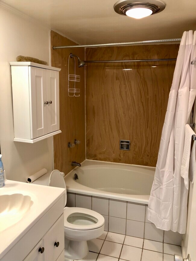 Building Photo - 121 Lakeside Villla