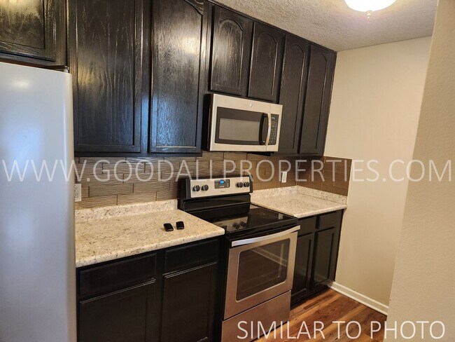 Foto del edificio - 3 Bedroom 2.5 Bathroom with a 2-car attached garage end unit