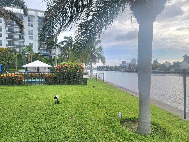 Building Photo - 6213 Bay Club Dr