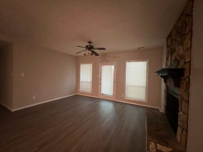 Foto del edificio - 1845 Tryon Dr