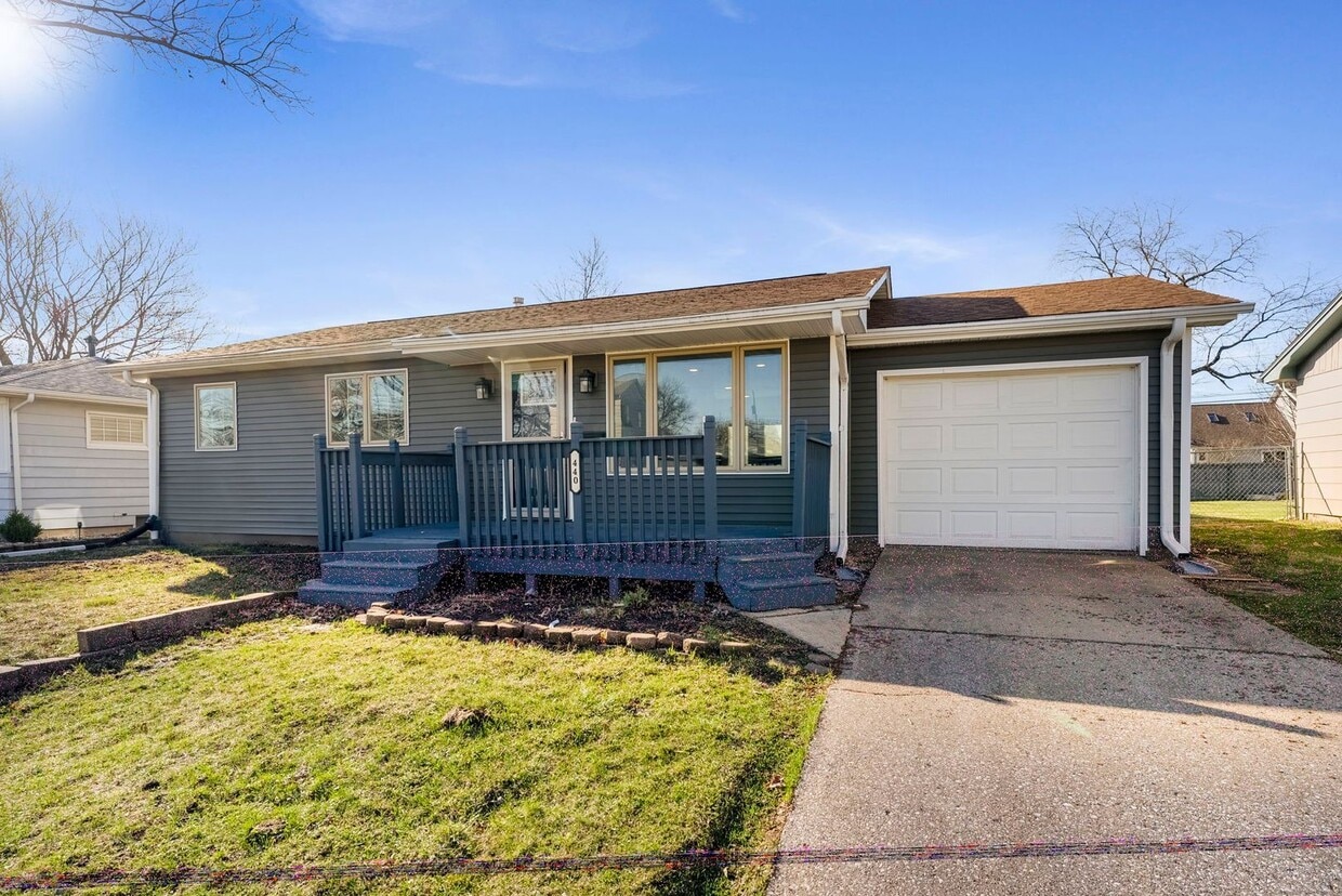 Primary Photo - Beautiful 3/4 bed 2 bath home in East Moline!
