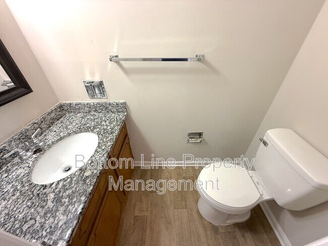Foto del edificio - 5301 Rolling Oak Ln