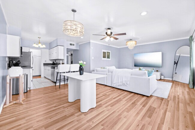 Comedor y sala de estar - 12801 Moorpark St