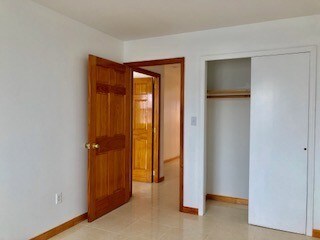 Foto del edificio - 3 BEDROOM 1040 FT + NEW KITCHEN $2580