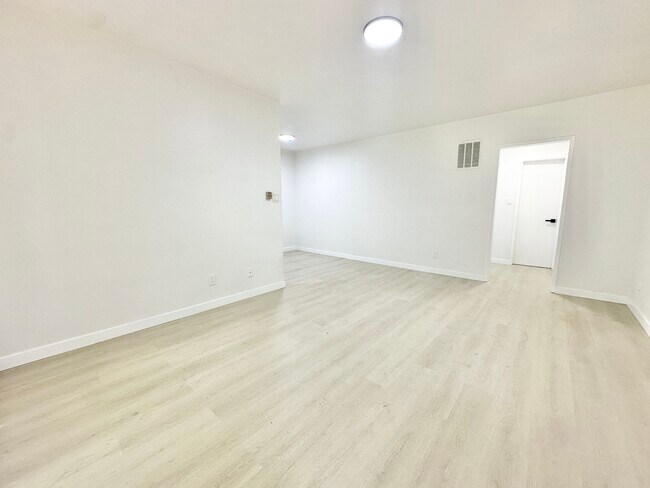 Foto del edificio - 243 S Carondelet St. Los Angeles, CA 90057