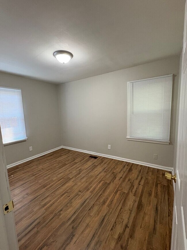 Foto del edificio - Spacious 5Bedroom 2 Bathroom House