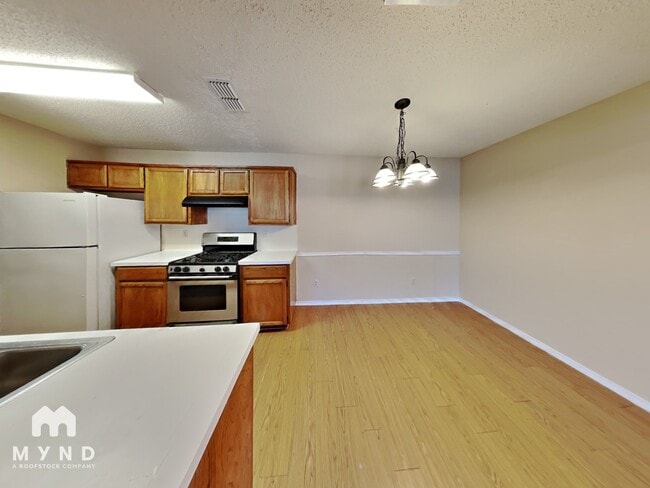 Building Photo - 1213 Hyridge St