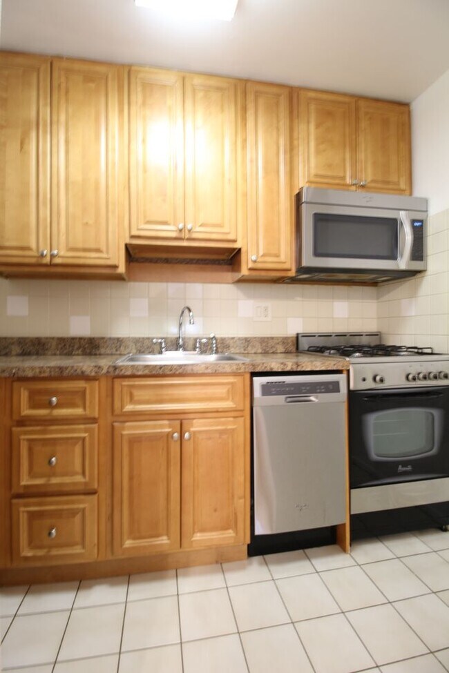 Foto del edificio - Beautiful 1 BR w/ Decorative Fireplace & M...
