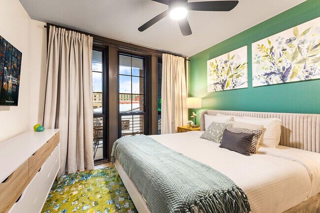 Building Photo - 611 Commerce St