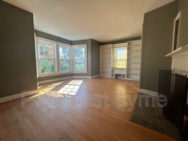 Building Photo - 806 Trumbull Hwy
