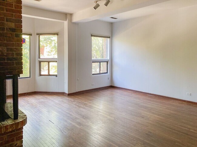 Foto del edificio - 875 W Lill Ave