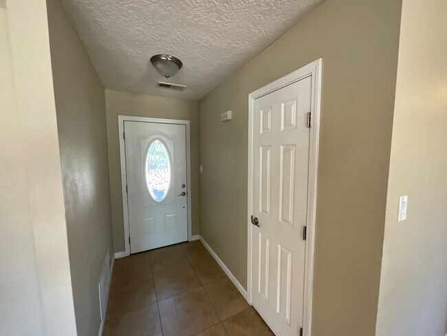 Building Photo - 3 Bedroom Single Story Home Available Near...