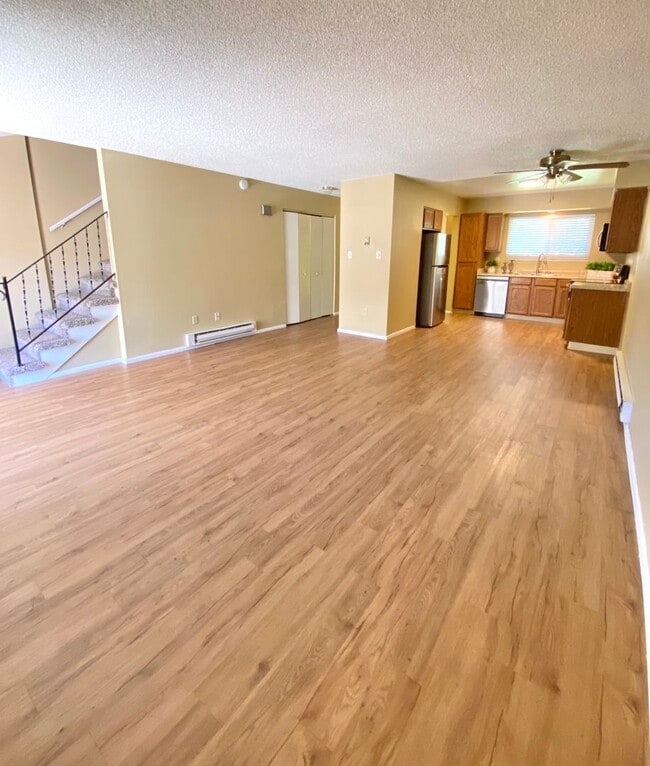 Building Photo - 2 Bedroom 1 1/2 Bath Townhome