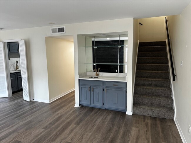 Building Photo - 10378 Briar Forest Dr