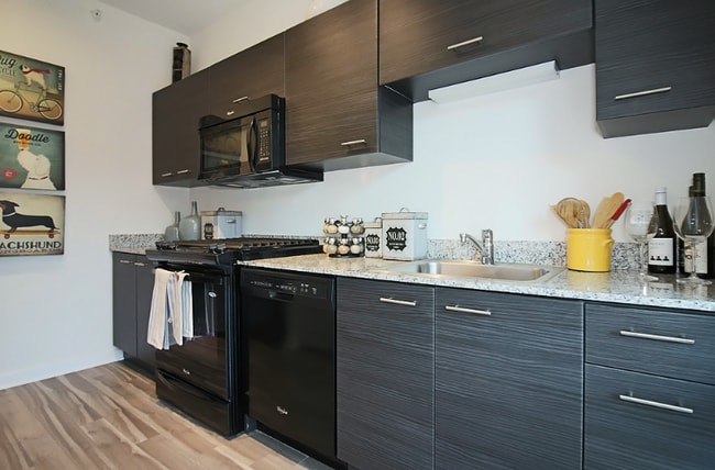 Building Photo - 921 N La Salle Dr