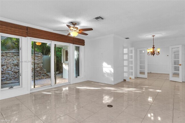 Building Photo - 3 br, 3 bath House - 205 NE 16th Ter