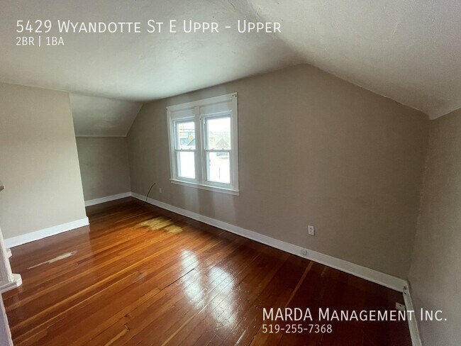 Building Photo - CHARMING 2 BED/1BATH UPPER UNIT + HYDRO & GAS
