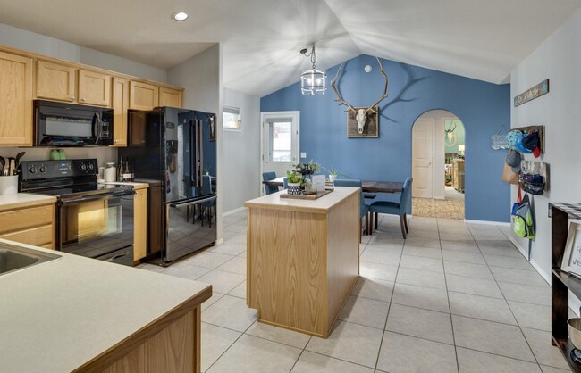Building Photo - AVAILABLE NOW - 3 bedroom, 2 bath home in ...
