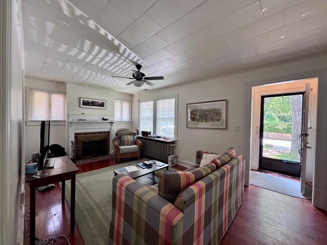 Foto del edificio - Charming Home Near UNC Campus & Downtown C...