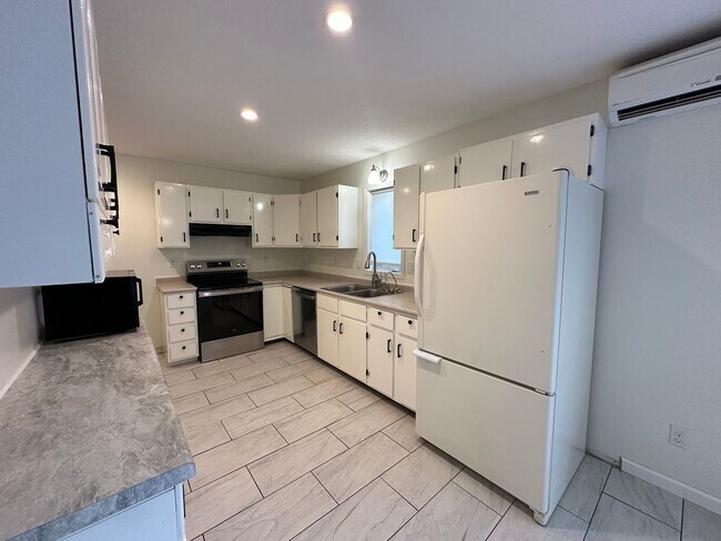 Foto del edificio - 2 Months Free on an 13-Month Lease with a $300 Gift Card- 4 Bedroom Home with Fully Fenced-In Lar...