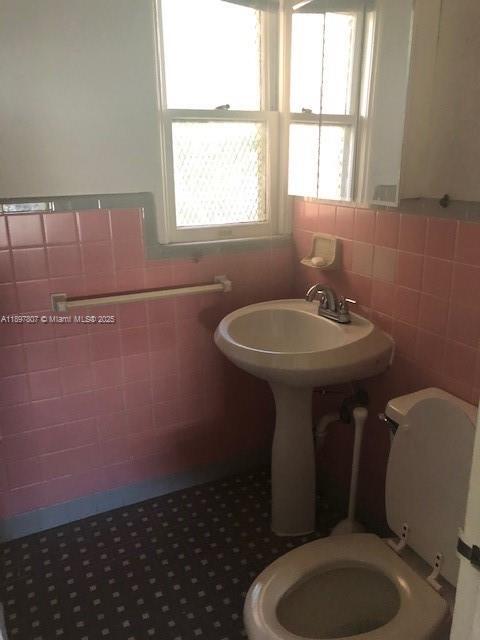 Building Photo - 1002 Douglas Rd