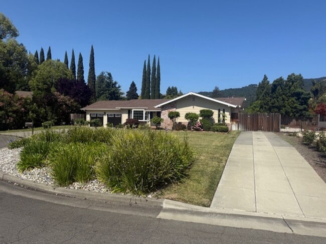 Building Photo - Massive 4-Bedroom home in Quiet Green Vall...