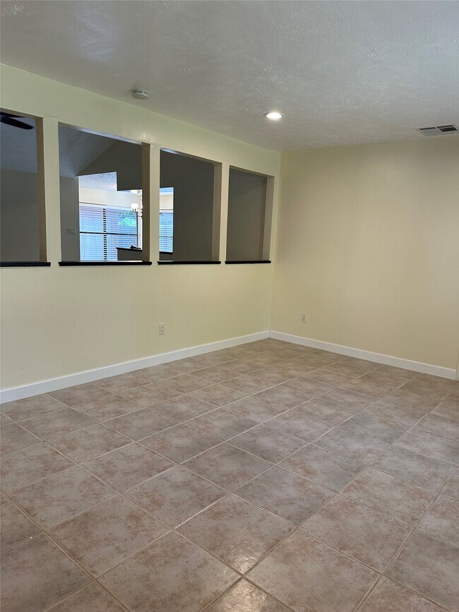 Building Photo - 2826 Green Fields Dr