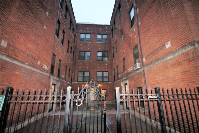 Building Photo - 356 W Dickens Ave