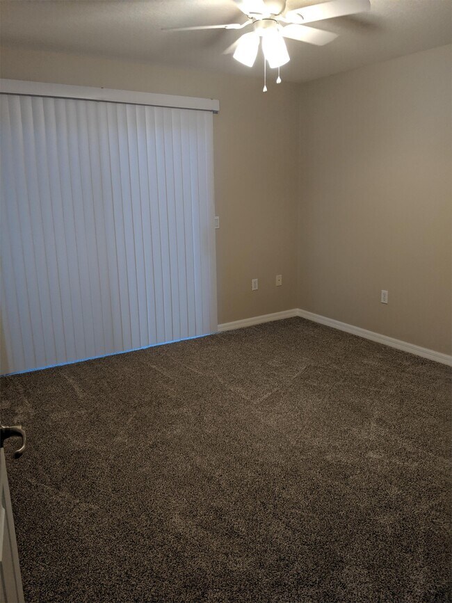 Building Photo - 835 E Rembrandt Way
