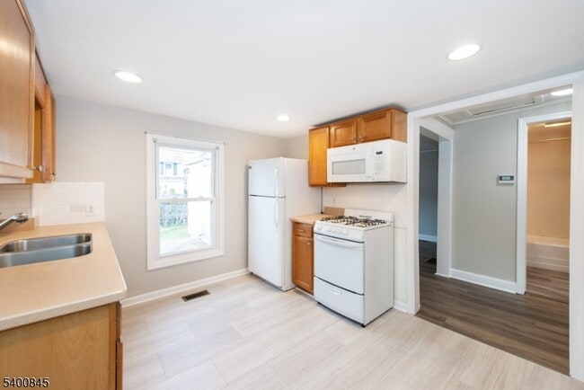 Building Photo - 16 Front St