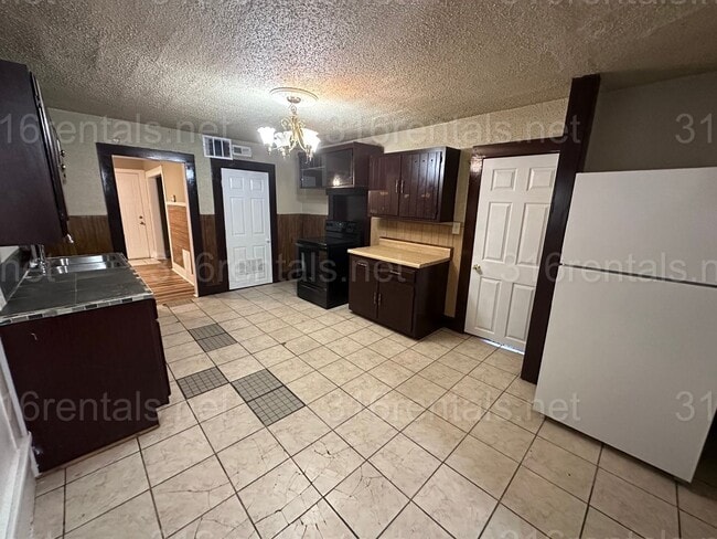 Foto del edificio - $995 - 3 bed 2 bath - Beautiful Home in De...