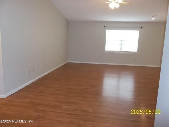 Foto del edificio - 255 Leatherleaf Dr