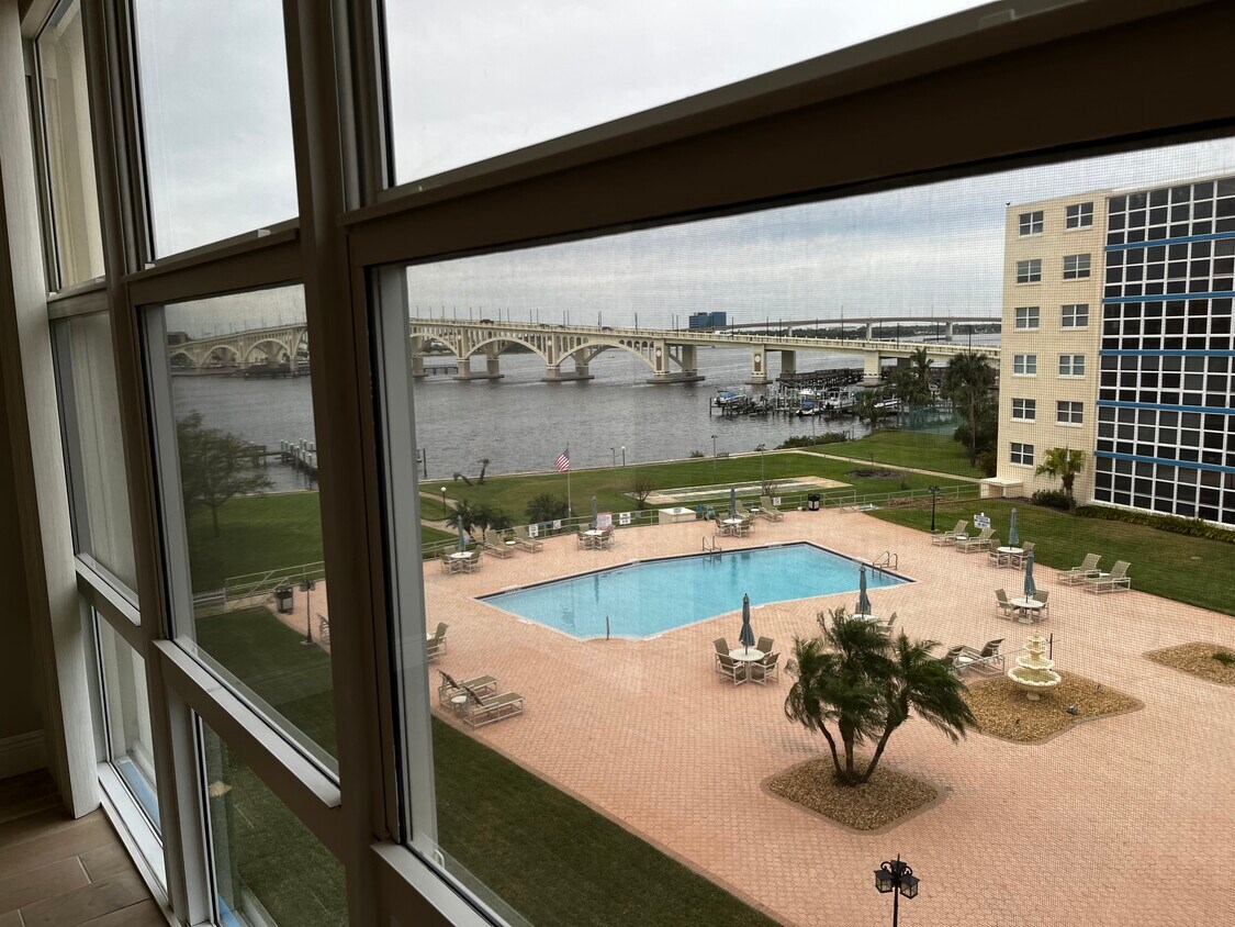 Foto principal - 1224 S Peninsula Dr
