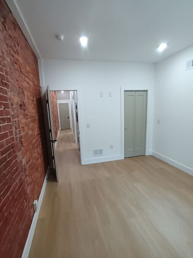 Building Photo - Newly Renovated 2BD/1BA in Fairhill - Avai...