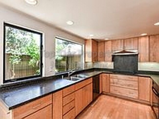 Building Photo - Beautiful 3 Bd/2 Ba Walnut Creek Townhouse...