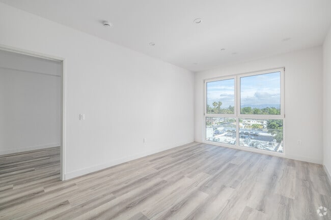 1BR, 1BA - 715SF - Living Room - Villas at Valley Glen