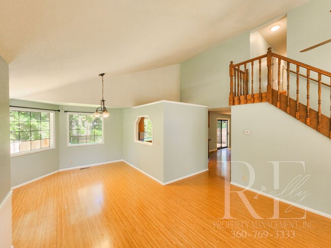 Building Photo - Ridgetop Home in Quiet Neighborhood