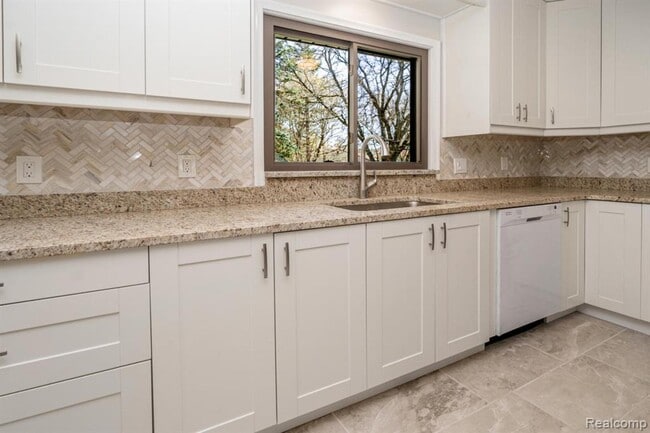 Building Photo - 2700 Colonial Way