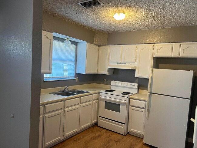 Foto del edificio - 4102 Eagle Pass Ave