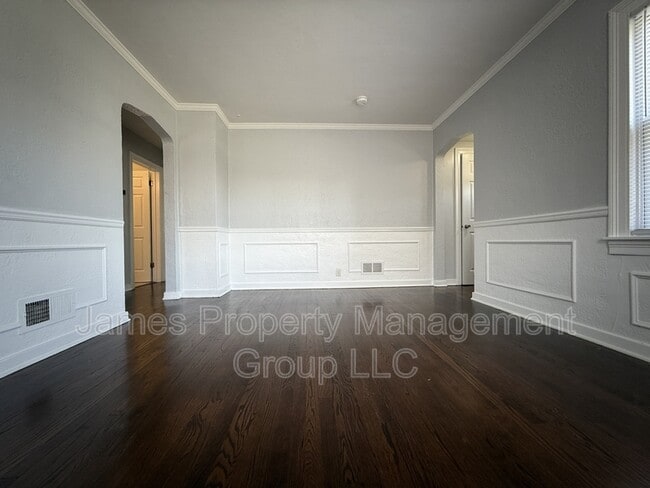 Building Photo - 666 Greenbay Ave