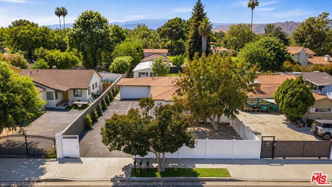 Foto del edificio - 6033 Fallbrook Ave