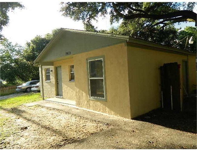 Foto del edificio - 1910 E Waters Ave