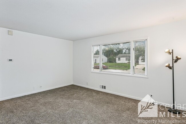 Building Photo - 1422 Cloverdale Dr