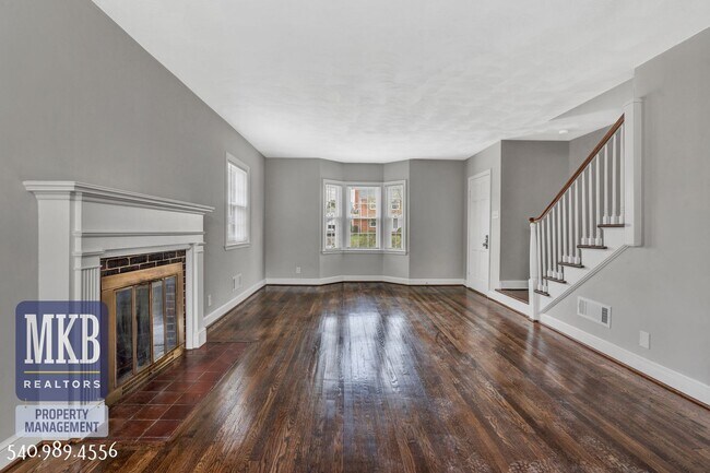 Foto del edificio - Beautiful 2 Bedroom, 1 Bath Duplex in SW Roanoke City