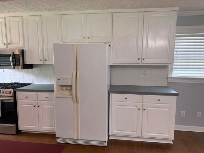Foto del edificio - Fabulous 3 bedroom 2 bath in waterfront community!