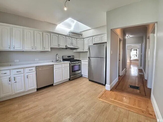 Building Photo - Updated 2BR/1BA Located In The Inner Richm...