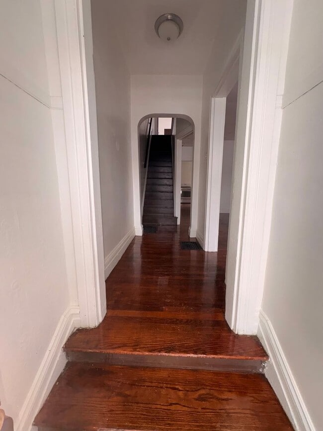 Building Photo - Available Now! Large North York Near Farquar Park